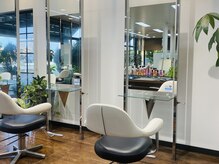 ネバーランド 平成店(NEVER LAND)の雰囲気（大きな窓から、暖かな日差しが差し込む店内。）