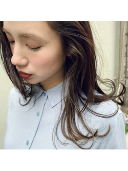 白髪と上手に付き合うスタイルが見つかる！季節に合わせた色味や『白髪ぼかし』などおしゃれを楽しめる