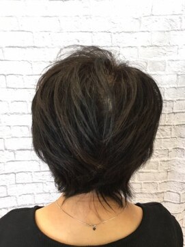 ミーティア バイ クアトロ(Meteor By QUATRO) 美フォルムなショートレイヤースタイル