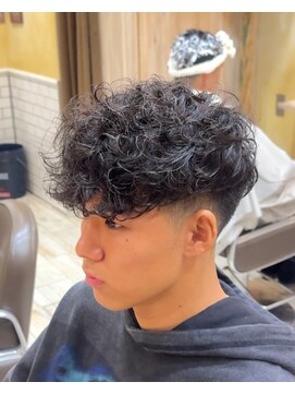 グルーマーズトウキョウ(GROOMER/S TOKYO) スペインカール　フェード　海外風　メンズパーマ　メンズパーマ