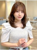 ひし形シルエット　ミディアムレイヤーカット　アースベージュ
