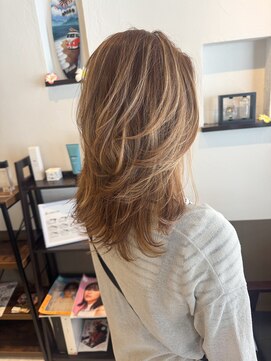 レオ(LEO) レイヤーカット　ブロンドハイライト