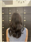 ツヤ感×ゆるウェーブで女性らしいロングスタイル