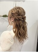 セミロングさんのウエーブハーフアップ