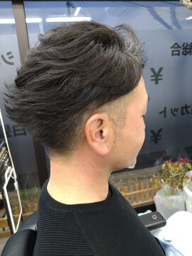 メンズヘアーサロン ツイン 短髪黒髪アップバング刈り上げツーブロックショート