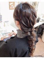 アールイー(Re:)&nbsp;編み下ろし　ロングヘアアレンジ