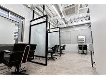 リアライズ(REALIZE)の雰囲気（全席半個室のメンズサロン。メンズだけの癒し空間も良い/men's）