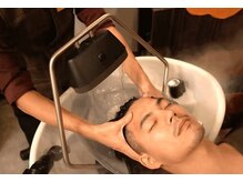 男性特有の頭皮のべたつき・ニオイ・ボリューム不足を改善。健康な頭皮環境へ整え清潔な髪へ