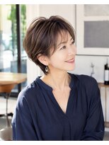 バグズ(Baguz) 50代60代大人美人ひし形ショートレイヤー艶感小顔若見えヘア