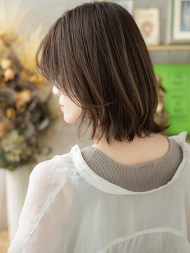 カバーヘア ブリス 志木南口駅前店(COVER HAIR bliss) センターパートくせ毛風くびれショートボブA1志木20代30代40代