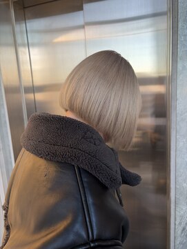 アナ ラーナ(Anna Lanna) 柔らかペールブロンド×ぱつっとボブ