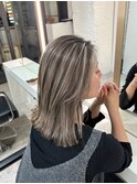 ハイライトミディアムヘア暗めカラーオリーブグレー