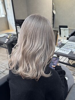 アウラ(aura)の写真/【ケアブリーチ×イルミナカラー】高技術と選び抜いたカラー剤でダメージを抑えて艶々なハイトーンに☆