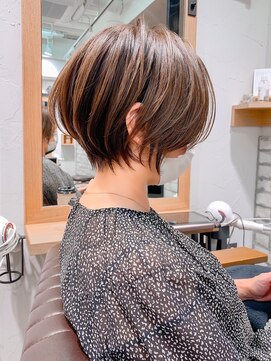 アヴァロン(AVALON) 絶壁解消×カーキグレージュ×40代×前髪長め大人ショートボブ永