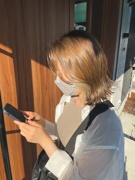 エルナ(ELNA) インナーカラーベージュ×前下がり大人ナチュラルボブ