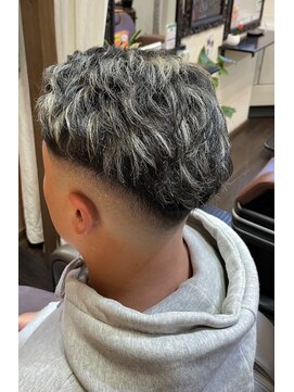 アンティコ(Antico) ハイライトスキンフェード　ノーセット　ホワイトメッシュカラー