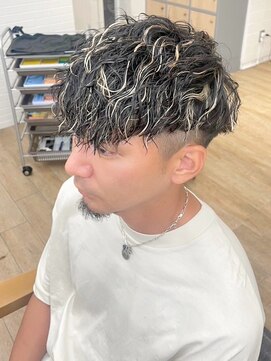 ネオリーブ クーロ メゾン 横浜(Neolive curro Maison) 筋感ハイライト×縦落ちツイスパ【横浜メンズパーマ】