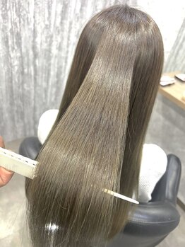 ブリーズ(BREAZE)の写真/[髪質改善フォルムメイク/ナチュラルストレート]縮毛矯正に比べナチュラルに仕上がり,ダメージを大幅軽減◎