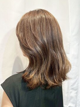 ユーアンボワーズ(U-AMBOISE) 柔らかく揺れる大人レイヤーミディ【寝屋川市駅／光善寺駅】