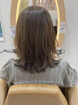 アドラーブル けやき通り店(adorable)&nbsp;カーキベージュ【くびれミディアム】外ハネ　20代30代