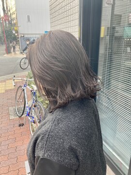 ダニーコウベ(Danny kobe) グレージュカラーに切りっぱなしボブ