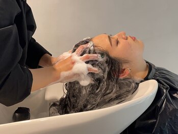 タヤ 丸の内店(TAYA)の写真/≪美髪は頭皮環境の改善から◎≫炭酸泉＋カット￥6930／シャンプー時に炭酸のお湯を使って頭皮を綺麗に