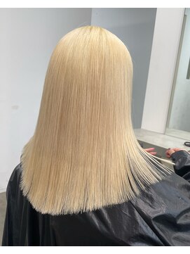 ジーナ オモテサンドウ(XENA) ホワイトブロンド×ケアブリーチ×抜きっぱなし