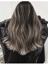 【旬カラーとセンスあるデザインで、今っぽさも自分らしさも。】