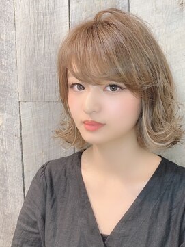 イーラ(era) 《era》イルミナ外ハネインナーカラーエアリーミディ みわ