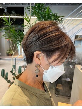 アディクト(ADDICT) 担当鍋嶋/刈り上げショート/白髪ボカシハイライト/似合わせ