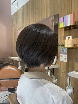 コク(koku) 暗髪ショート×丸みレイヤースタイル