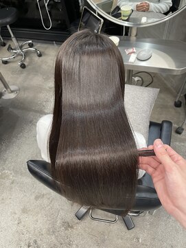 ジーナ 池袋(Zina) 巻かずに目を引く艶髪へ