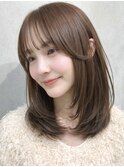 柔らかベージュ×くびれミディアムレイヤー