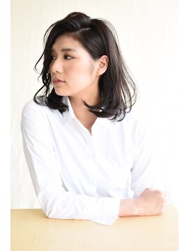 アンテレ かき上げ前髪のクールな黒髪ボブ