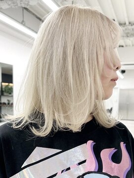 ウィコ 新宿(WICO) ホワイトカラー[新宿駅/フェミニン/モード/ダークアッシュ]