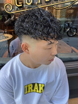 フォーコーナーズ(Four Corners) スキンフェード/バーバー／スペインカール／スパイラルパーマ