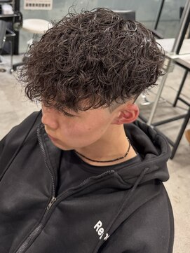 イーラ(era) 黒髪前下がりスパイラルパーマ平巻き眉毛