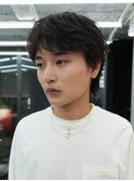 大人の抜け感を演出する、今トレンドのフェザーパーマ