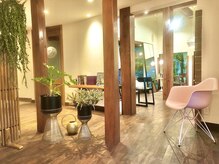 まるでパリのアトリエ。家具・照明・音楽までデザインされた空間