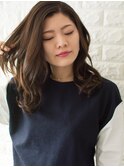 オフィスでもお出かけでも着られるアイテム。くびれセミディ