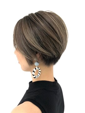 ヘッズ 市川(HEADS ex) ダブルカラーミルクティーベージュインナーカラーショートボブ