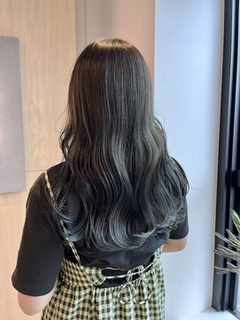 シダ(sida SAIIN) 20代30代ブルーグレーゆる巻きセミディ