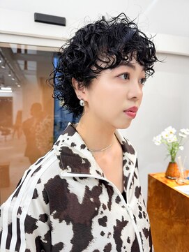 オーリーエトワ 御器所(oorry.etwa) モード感際立つショートカール × 黒髪ウェット質感