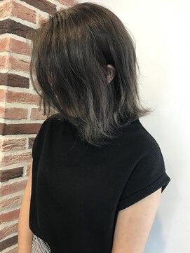 ジウ 上通り(JIU) たっぷりハイライト外国人風モノトーングレージュ☆外ハネ☆小顔