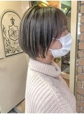 丸く馴染むショートヘア