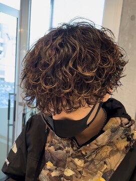 フィフス トウキョウ (fifth TOKYO) メンズマッシュウルフセンターパート波巻きパーマツイストパーマ