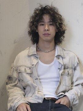 ハーバーズ バイ エムスラッシュ 鎌倉由比ヶ浜(Harbors by M.SLASH) ツイストスパイラルパーマ/ハイトーンカラー/鎌倉