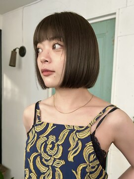 アンプラグド(unplugged) オリーブベージュの切りっぱなしボブ