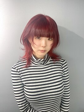 キバ(kva) ▽□□▽ウルフカット×ワインレッドカラー