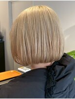 ギネス(Giness)&nbsp;ホワイトグレージュぱつっと感が可愛いミニボブ×ミルクティーベ